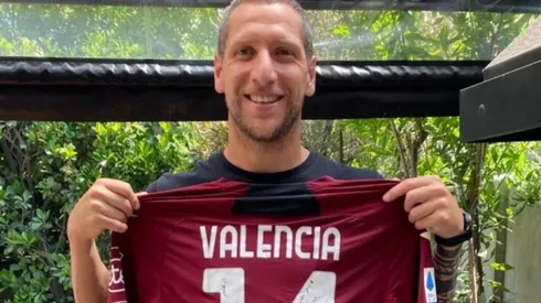 Luciano Aued muestra feliz la camiseta que le llegó de regalo en sus vacaciones.
