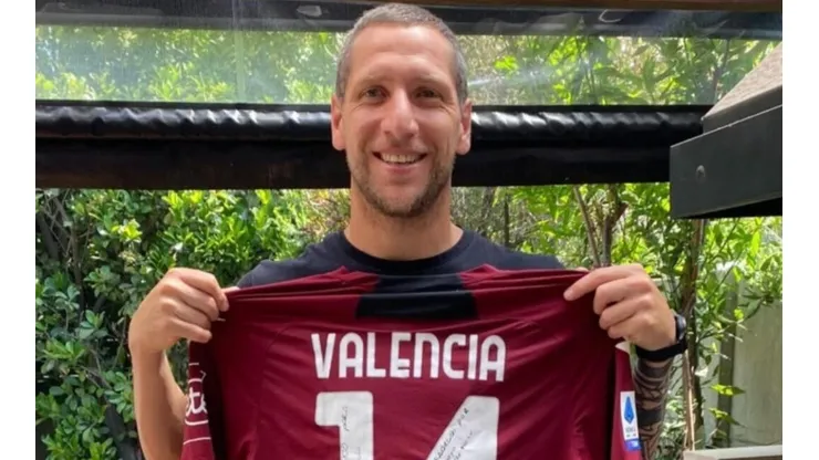 Luciano Aued muestra feliz la camiseta que le llegó de regalo en sus vacaciones.