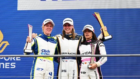 Pilotos mujeres celebran en un podio de Fórmula 1 en la época de la W Series