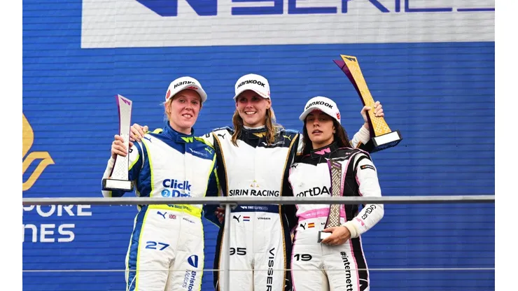Pilotos mujeres celebran en un podio de Fórmula 1 en la época de la W Series