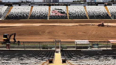 Colo Colo saca el pasto: histórico cambio de gramado en la cancha David Arellano.