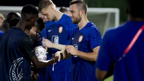 Jugadores de Países Bajos comparten con trabajadores de Qatar