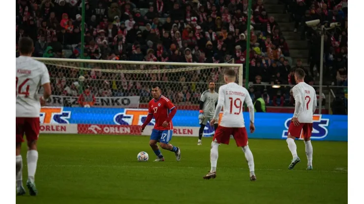 Gary Medel jugó de volante central en la postrera derrota de Chile frente a Polonia. (Vicente Aránguiz/RedGol).