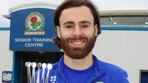 Ben Brereton muestra el trofeo conquistado