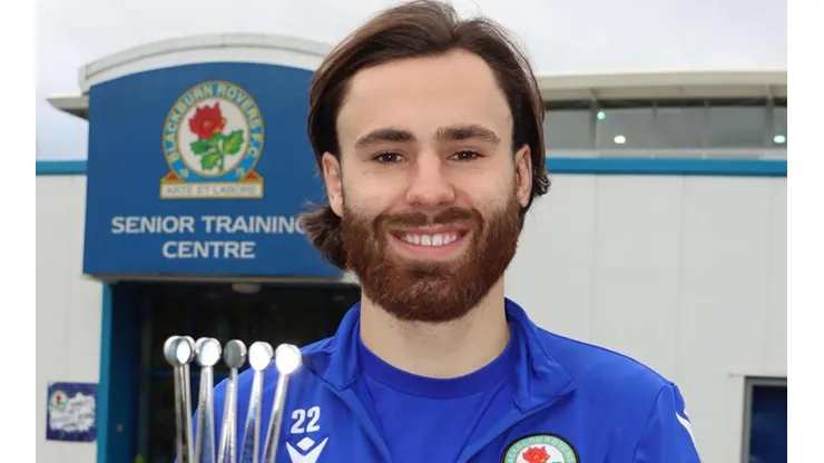 Ben Brereton muestra el trofeo conquistado