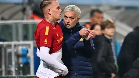 José Mourinho le da instrucciones al neerlandés Rick Karsdorp antes de su ingreso ante el Sassuolo, el partido en el que fue tratado de "traidor".