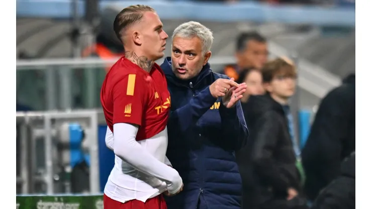 José Mourinho le da instrucciones al neerlandés Rick Karsdorp antes de su ingreso ante el Sassuolo, el partido en el que fue tratado de "traidor".