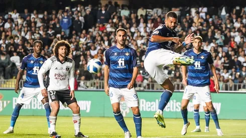 Maximiliano Falcón saludó con afecto a Borja Iglesias cuando el goleador entró a la cancha en el Betis.