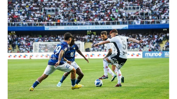 Leonardo Gil pisa la pelota ante la marca de dos jugadores del Betis.
