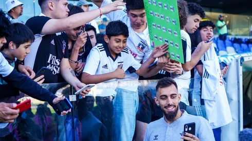 Borja Iglesias se tomó tiempo para compartir con hinchas de Colo Colo en los minutos previos al amistoso frente al Betis.