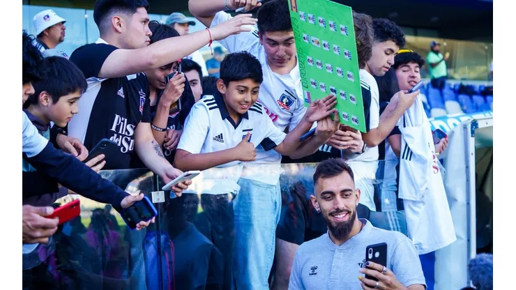 Borja Iglesias se tomó tiempo para compartir con hinchas de Colo Colo en los minutos previos al amistoso frente al Betis.