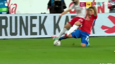 Guillermo Soto se ganó tarjeta amarilla por esta patada. (Captura TNT Sports).