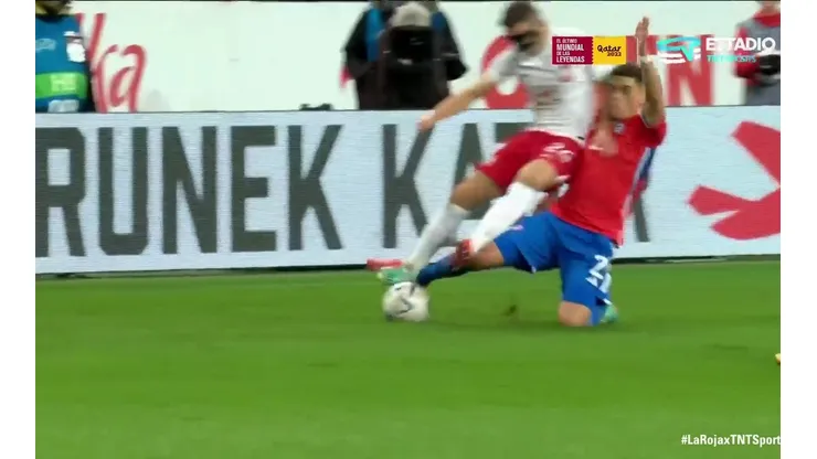 Guillermo Soto se ganó tarjeta amarilla por esta patada. (Captura TNT Sports).