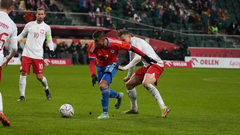 Alexis se aleja mucho del área y complica las opciones de gol