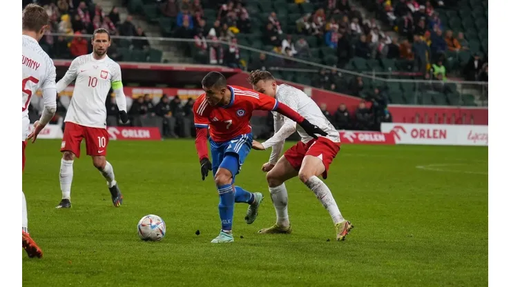 Alexis se aleja mucho del área y complica las opciones de gol