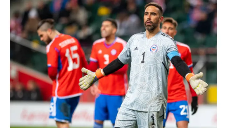 Claudio Bravo volvió a jugar por la selección chilena. Lo hizo en la derrota por 1-0 ante Polonia.