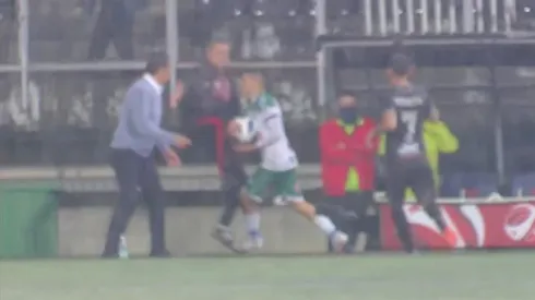 El asistente intentó bajar un balón y terminó pegándole al jugador. ¿O no?
