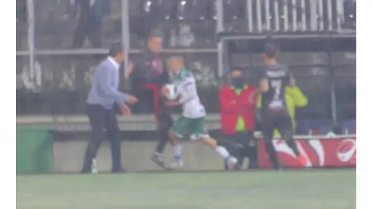 El asistente intentó bajar un balón y terminó pegándole al jugador. ¿O no?