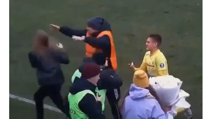 El descuidado guardia no se percató del especial momento que se vivía a sus espaldas y hasta empujó a la novia del romántico jugador.