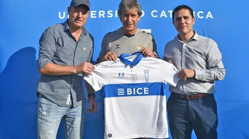 La Católica le regaló su camiseta a Manuel Pellegrini en San Carlos.