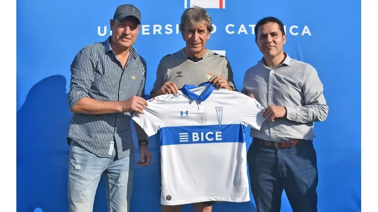 La Católica le regaló su camiseta a Manuel Pellegrini en San Carlos.