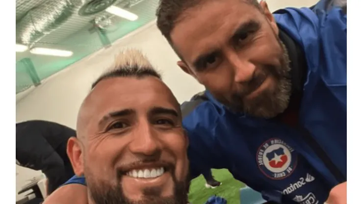 Arturo Vidal y Claudio Bravo expelen buena onda en Polonia en su reencuentro por la Roja. (Instagram Stories).