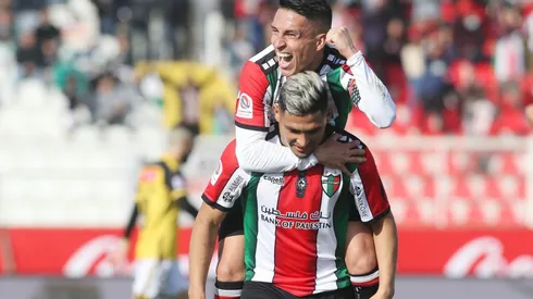 Bryan Carrasco se aferra al argentino Maximiliano Salas, quien confirmó su permanencia en Palestino para 2023.