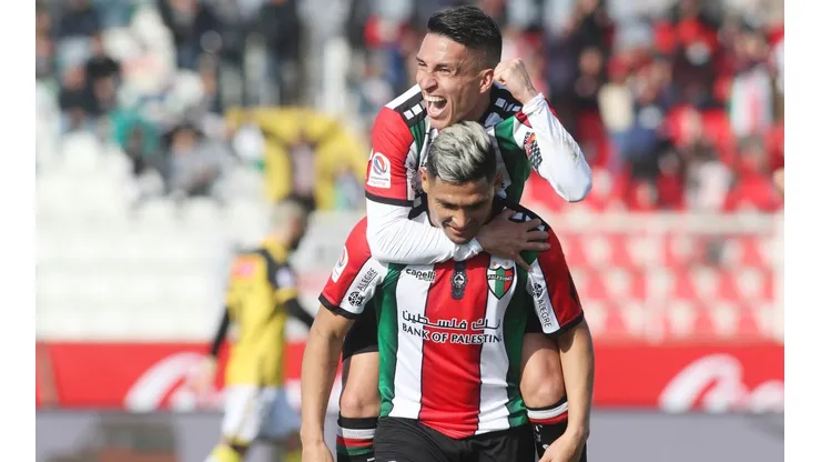 Bryan Carrasco se aferra al argentino Maximiliano Salas, quien confirmó su permanencia en Palestino para 2023.