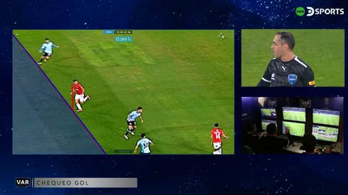 Huachipato sufrió un cobro insólito del VAR ante Racing.