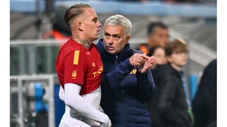 Mourinho le da instrucciones a Karsdorp