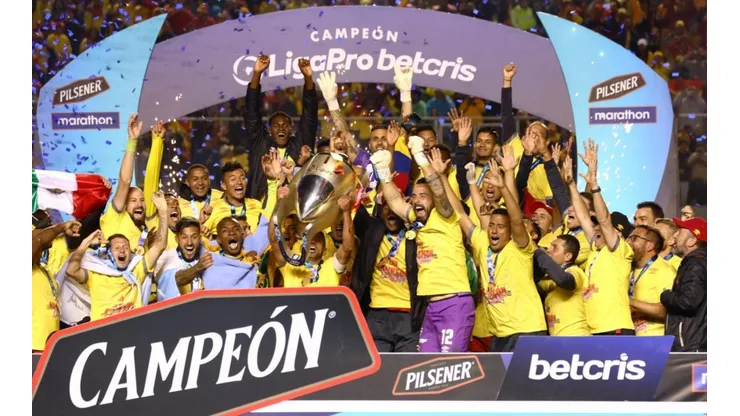 El ex arquero de Universidad de Chile fue la figura del partido que coronó al Aucas como campeón del fútbol ecuatoriano.
