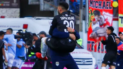 Tapia celebra con un koala tras ser campeón de Copa Chile