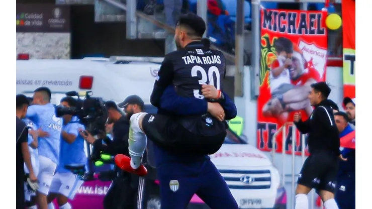Tapia celebra con un koala tras ser campeón de Copa Chile