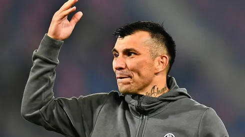 Gary Medel celebra con los hinchas la victoria de Bologna sobre Sassuolo