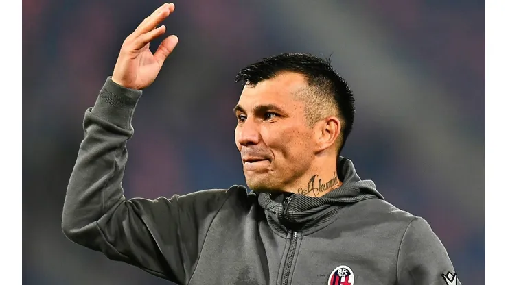 Gary Medel celebra con los hinchas la victoria de Bologna sobre Sassuolo