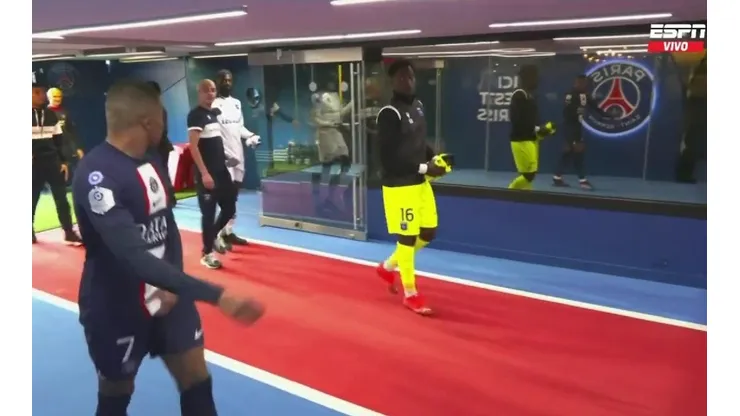 Mbappé realizando el gesto a los jugadores del Auxerre