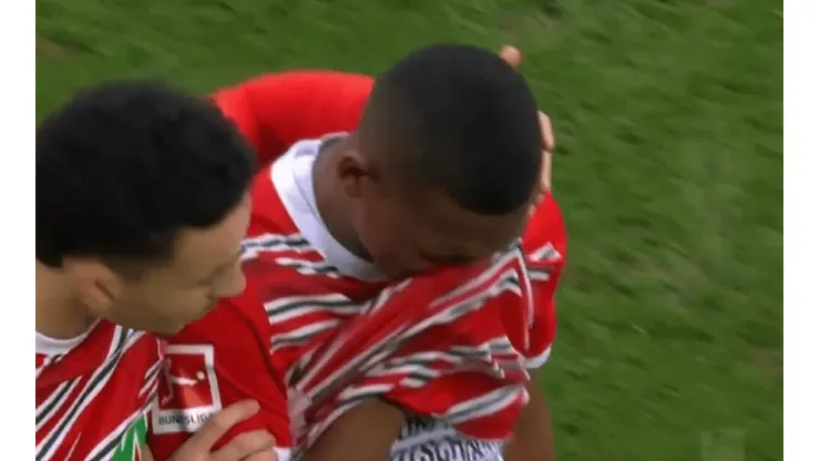 Carlos Gruezo es consolado por uno de sus compañeros en el Augsburg por la lesión que lo sacó del partido que su equipo cayó por 1-0 ante el Bochum. (Captura).