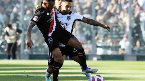 Ronald de la Fuente en acción contra Colo Colo en el estadio Monumental.