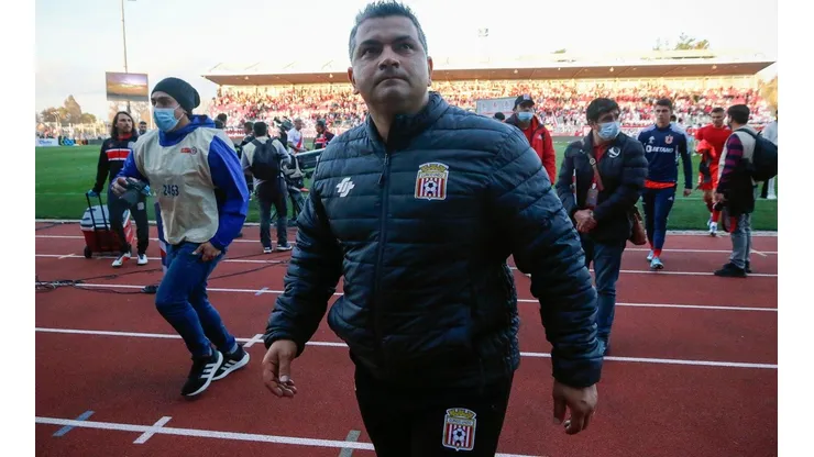Tras un 2022 de ensueño, Damián Muñoz seguirá siendo el entrenador de Curicó por los próximos dos años.