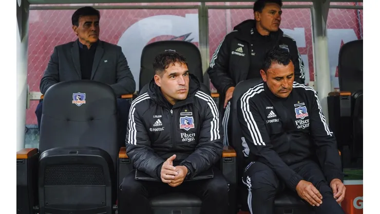 Leandro Stillitano (a la izquierda) mira al frente al lado de Jorge Martínez. Detrás de ellos aparecen Gustavo Quinteros y Hugo Roldán, el preparador físico. (Guille Salazar).