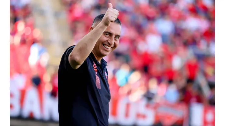 Jaime García levanta el pulgar, pues la reunión para negociar su continuidad en Ñublense terminó con un acuerdo.