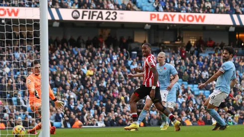 Ivan Toney llegó a 9 goles en la Premier League con el doblete que le anotó al Manchester City en la victoria del Brentford.