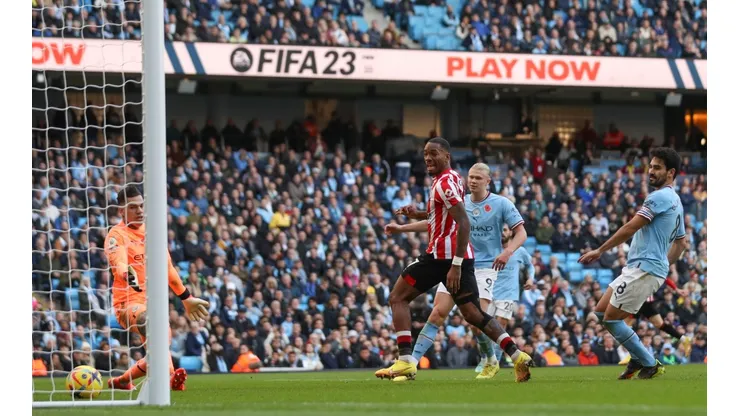 Ivan Toney llegó a 9 goles en la Premier League con el doblete que le anotó al Manchester City en la victoria del Brentford.