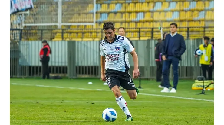 Marco Rojas conduce el balón ante la mirada de Gustavo Quinteros en la derrota de Colo Colo ante River Plate. (Guille Salazar).