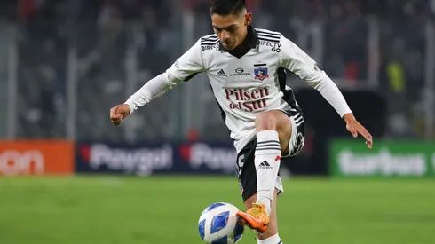 Joan Cruz en acción ante Deportes Temuco: el zurdo volante disputó apenas 54 minutos en la temporada 2022 de Colo Colo.