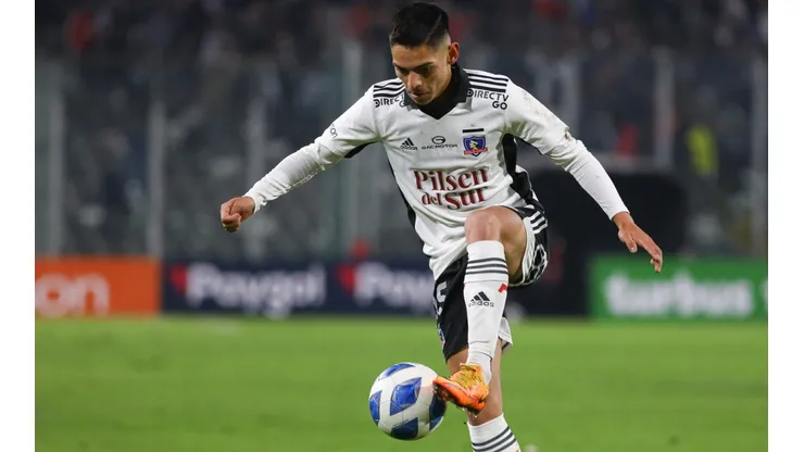 Joan Cruz en acción ante Deportes Temuco: el zurdo volante disputó apenas 54 minutos en la temporada 2022 de Colo Colo.