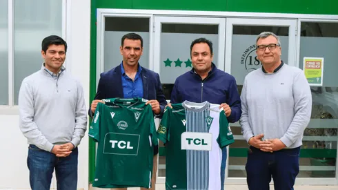 Francisco Palladino, el nuevo DT de Santiago Wanderers, posa con la camiseta verde del cuadro caturro. (Prensa Santiago Wanderers).