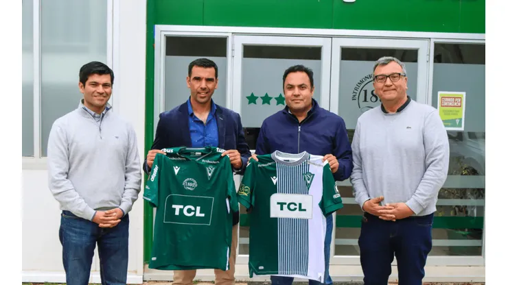 Francisco Palladino, el nuevo DT de Santiago Wanderers, posa con la camiseta verde del cuadro caturro. (Prensa Santiago Wanderers).