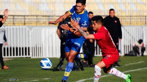 Adrián Sánchez defiende el balón en el duelo entre Everton y Ñublense. ¿Seguirá en los Oro y Cielo el argentino?