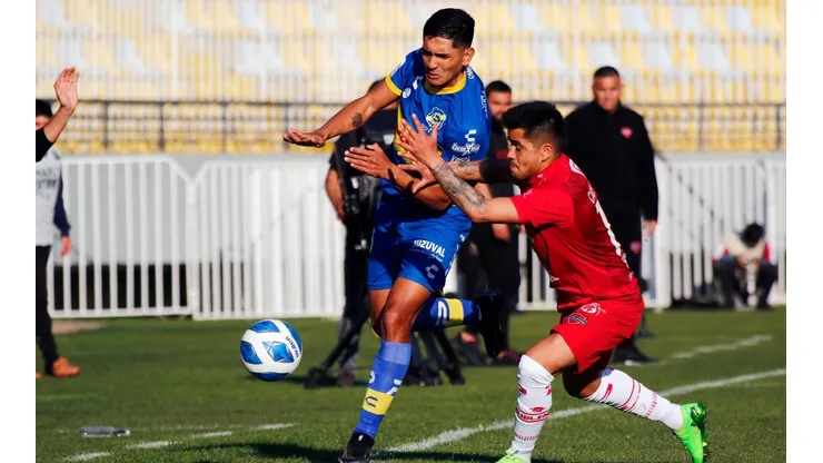 Adrián Sánchez defiende el balón en el duelo entre Everton y Ñublense. ¿Seguirá en los Oro y Cielo el argentino?